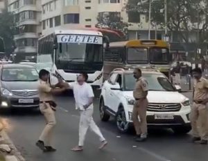 man confronting traffic police personnel on Marine Drive